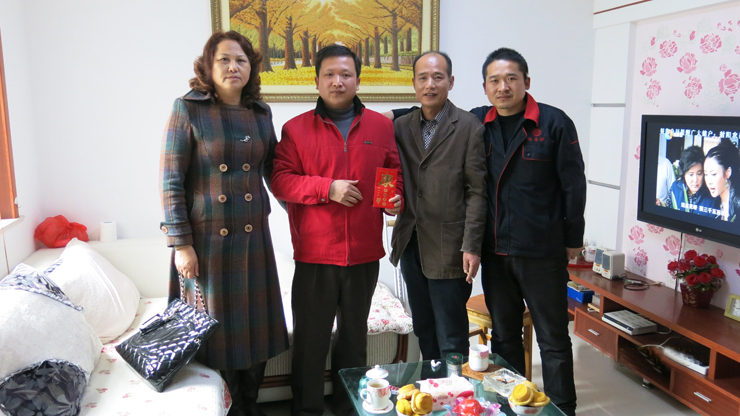 公司領導看望生病員工